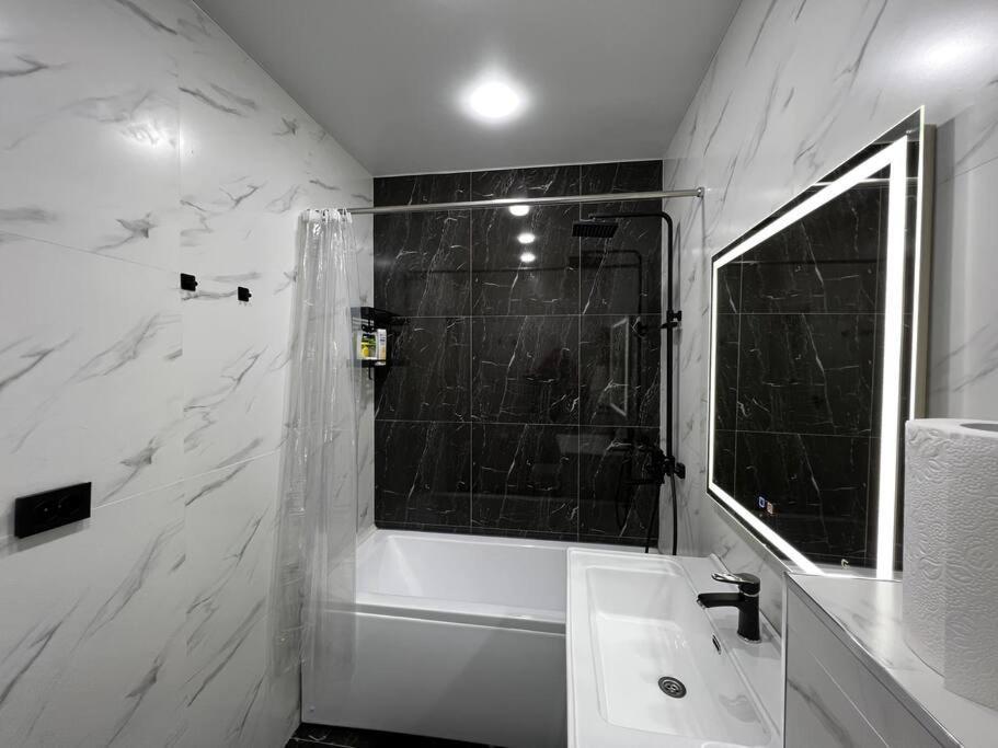 Entire Apartment In Central Nukus Exterior foto